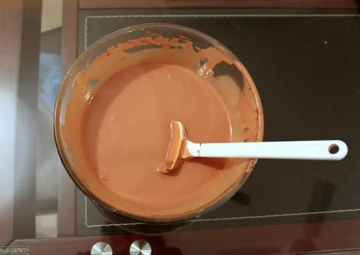 Шоколадный торт с пряными яблоками и карамелью: шаг 10