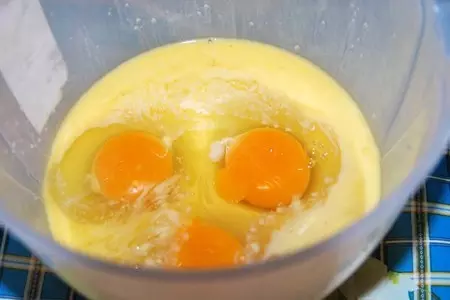 Бисквитный пирог с сухофруктами и орехами.: шаг 2