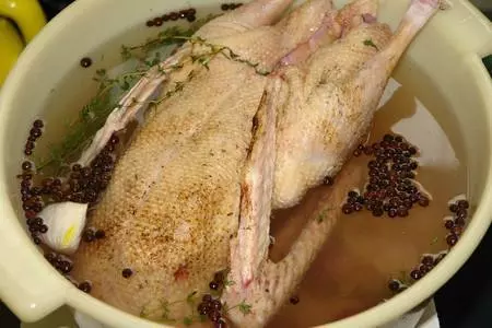 Гусь, водоплавающий в рассоле, запеченный с вкусной начинкой: шаг 3
