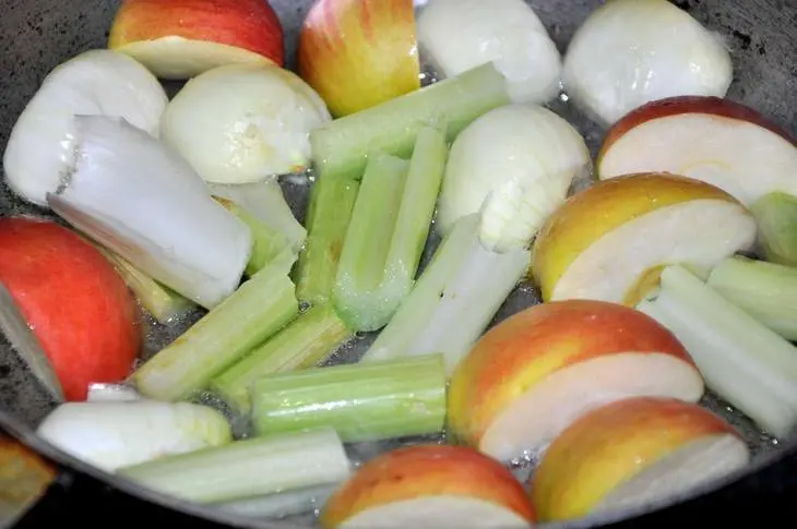 Гусь, водоплавающий в рассоле, запеченный с вкусной начинкой: шаг 5
