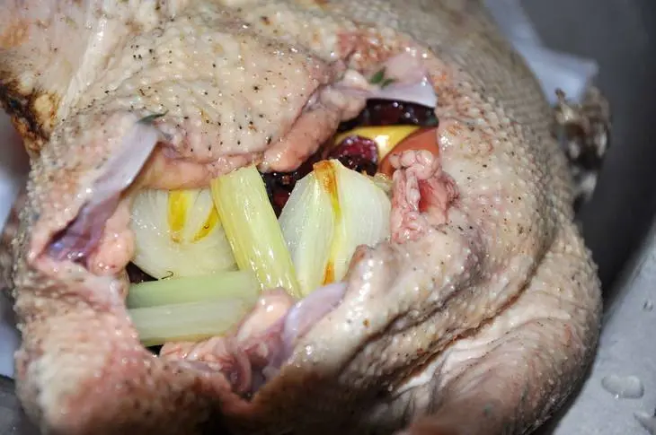 Гусь, водоплавающий в рассоле, запеченный с вкусной начинкой: шаг 6