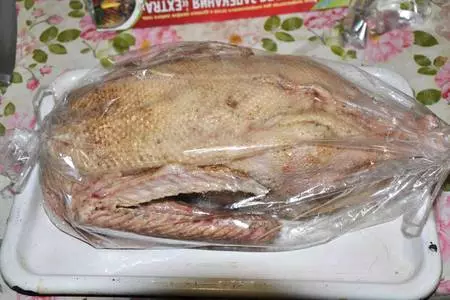 Гусь, водоплавающий в рассоле, запеченный с вкусной начинкой: шаг 7