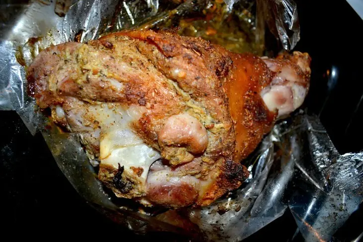 Рулька запечёная с яблоками.: шаг 1