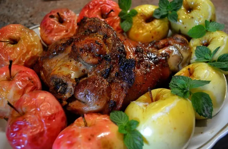 Рулька запечёная с яблоками.: шаг 3