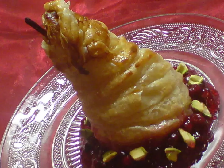 Груши,фаршированные камамбером и фисташками в слоёном тесте: шаг 7