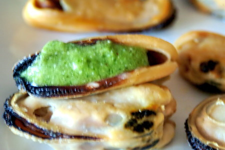 Закуска из гигантских мидий с соусом песто, тостовым сыром и пармской ветчиной: шаг 6