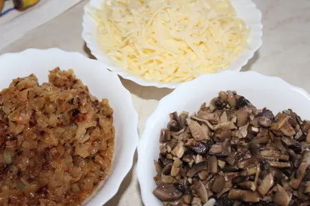 Куриная ножка в тесте, с картошкой,луком и грибами.: шаг 1