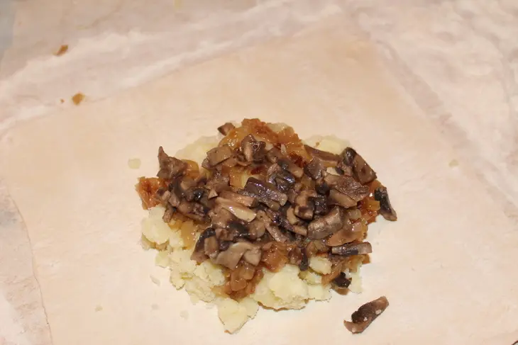 Куриная ножка в тесте, с картошкой,луком и грибами.: шаг 5