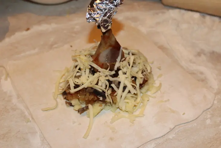 Куриная ножка в тесте, с картошкой,луком и грибами.: шаг 6