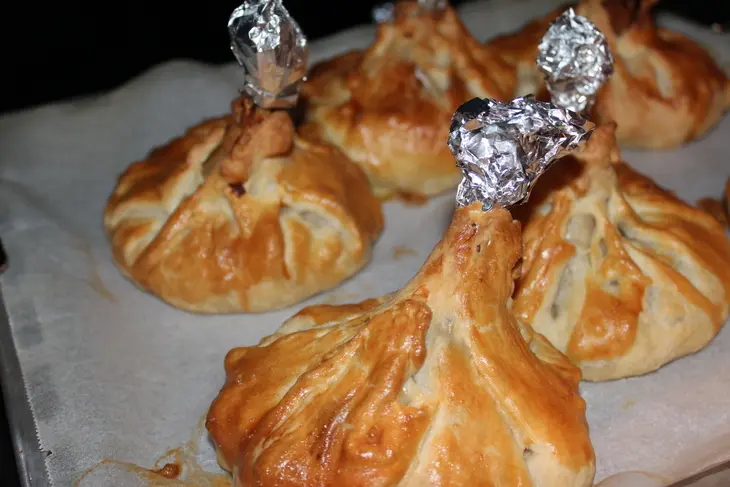 Куриная ножка в тесте, с картошкой,луком и грибами.: шаг 8