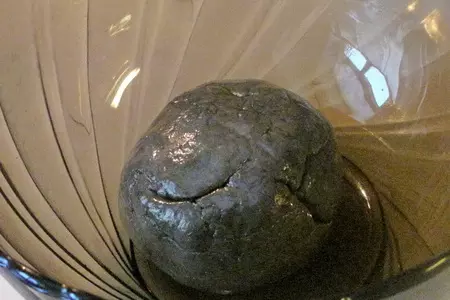 Пицетты из черного теста с белой рыбой: шаг 5