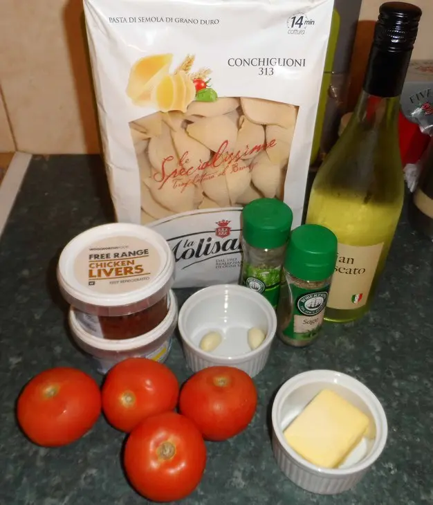 Conchiglie с куриной печенью и зеленью: шаг 1
