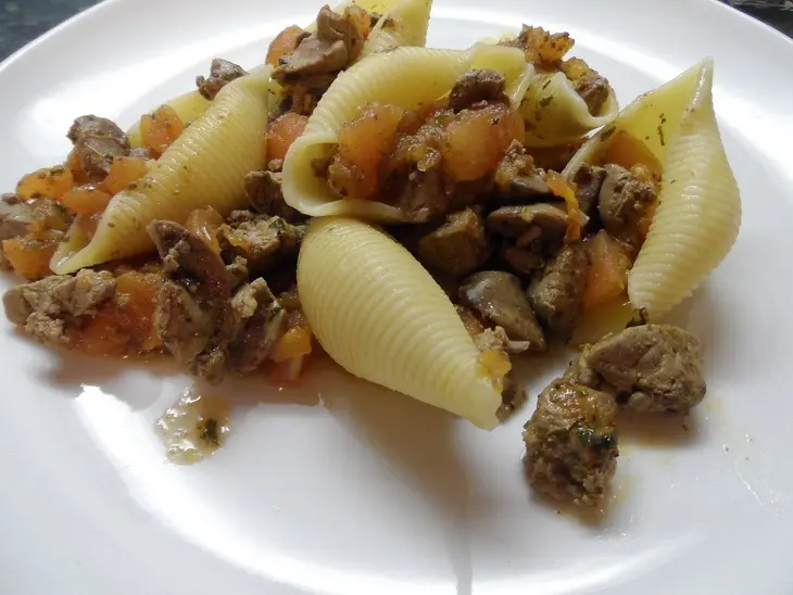 Conchiglie с куриной печенью и зеленью: шаг 2