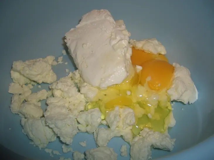Творожные пышки с изюмом и вареной сгушенкой: шаг 1