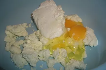 Творожные пышки с изюмом и вареной сгушенкой: шаг 1