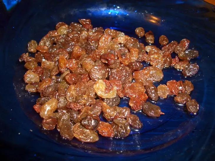 Творожные пышки с изюмом и вареной сгушенкой: шаг 2