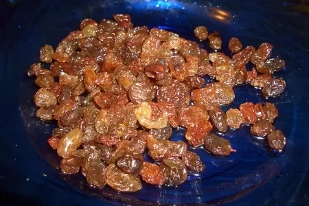 Творожные пышки с изюмом и вареной сгушенкой: шаг 2