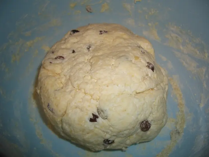 Творожные пышки с изюмом и вареной сгушенкой: шаг 3