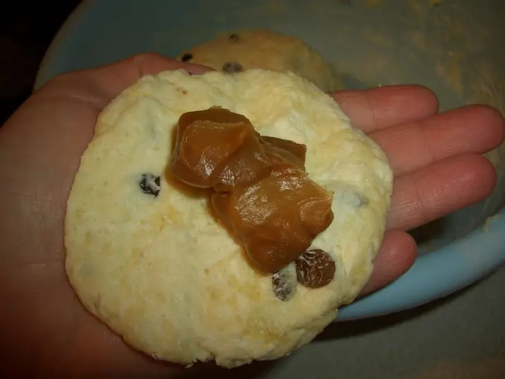 Творожные пышки с изюмом и вареной сгушенкой: шаг 4