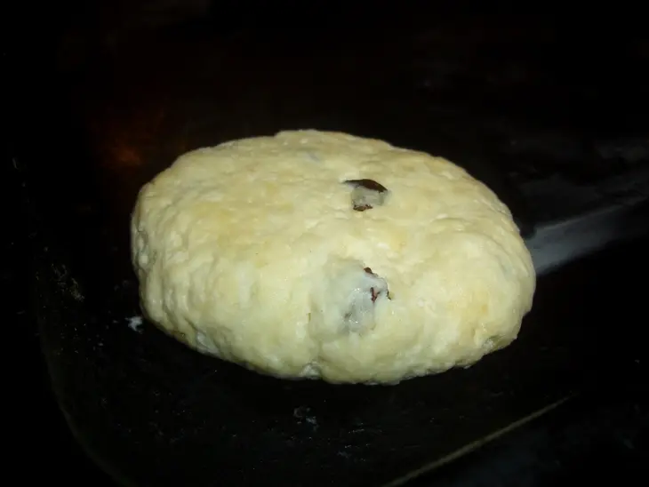 Творожные пышки с изюмом и вареной сгушенкой: шаг 5