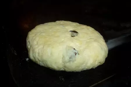 Творожные пышки с изюмом и вареной сгушенкой: шаг 5