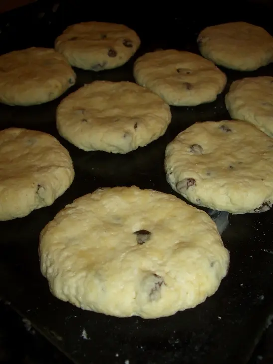Творожные пышки с изюмом и вареной сгушенкой: шаг 6