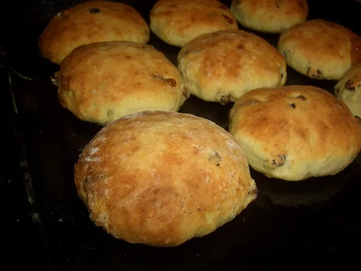 Творожные пышки с изюмом и вареной сгушенкой: шаг 7