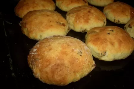 Творожные пышки с изюмом и вареной сгушенкой: шаг 7