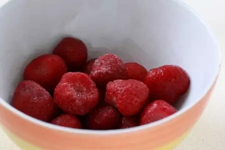 Клубничный крем с малиновым соусом: шаг 1