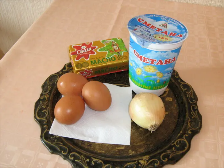 Любимая яичница в сметанно-луковом соусе: шаг 1