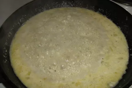 Любимая яичница в сметанно-луковом соусе: шаг 3