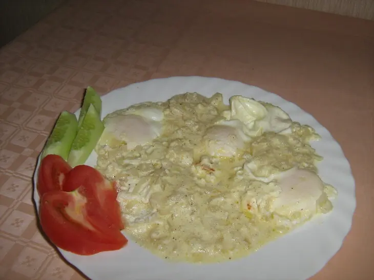 Любимая яичница в сметанно-луковом соусе: шаг 6