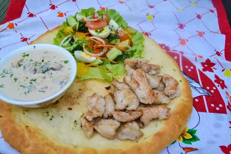 Жареное куриное филе - с салатом, сливочно-грибным соусом, поданное на чесночной лепешке.: шаг 1