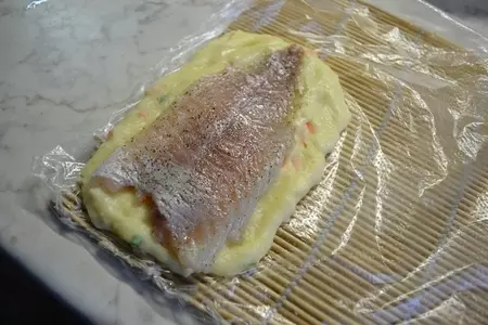 Дорада, запеченная в пюре, с белыми грибами и сыром дор блю: шаг 2