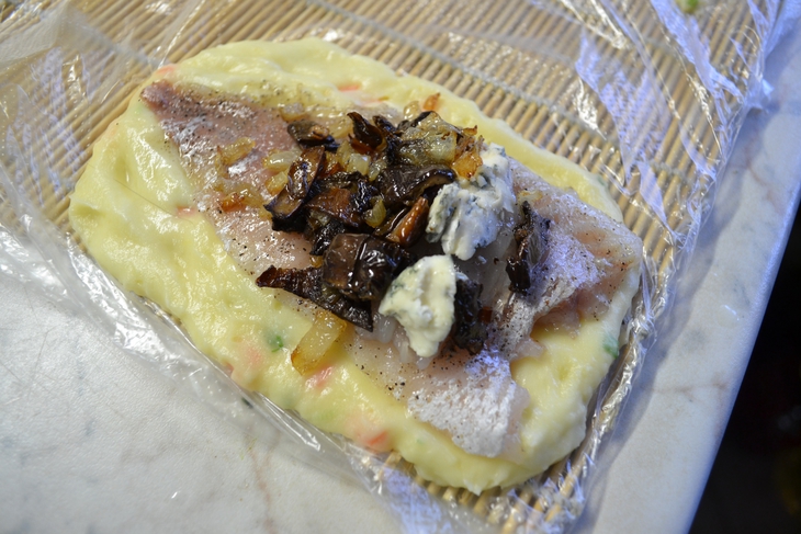 Дорада, запеченная в пюре, с белыми грибами и сыром дор блю: шаг 3