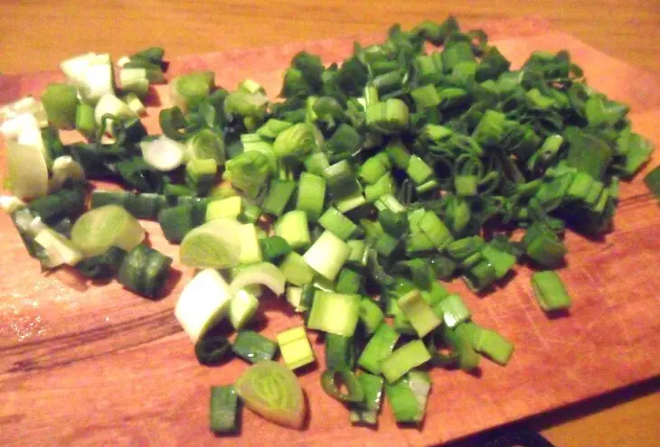 Салат из сельди, картофеля с перепелиными яйцами: шаг 4