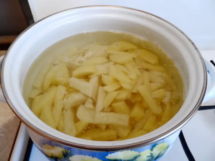 Простой, но вкусный супчик из креветочной рыбы (конгрио): шаг 2