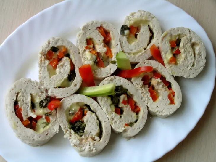Рулет из индейки с мятным сыром и красным перцем: шаг 6