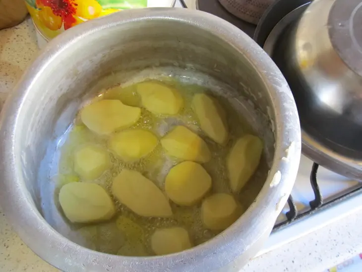 Плов с фасолью и копченой рыбой (lobyalı plov balıqla): шаг 1
