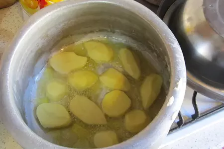 Плов с фасолью и копченой рыбой (lobyalı plov balıqla): шаг 1