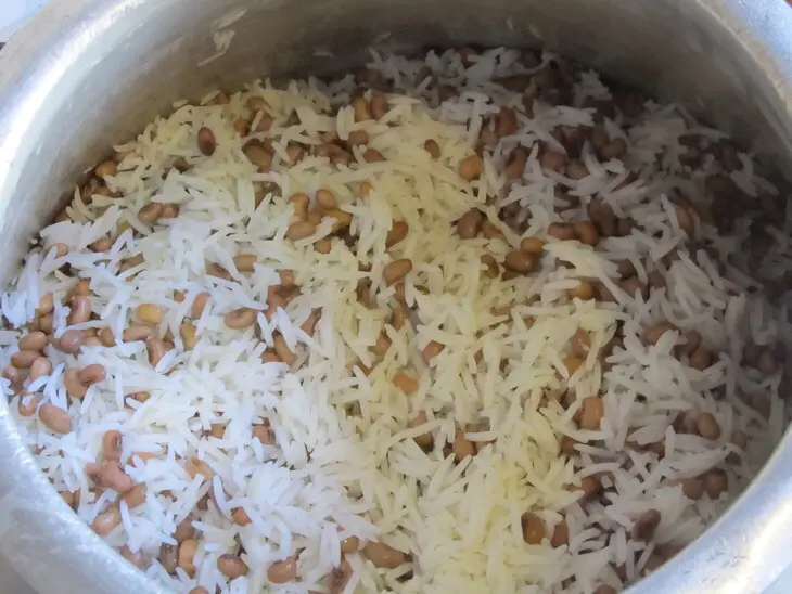 Плов с фасолью и копченой рыбой (lobyalı plov balıqla): шаг 3