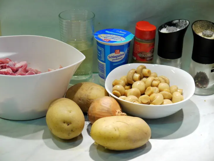 Сливочная мясная поджарка под хрустящей картофельной корочкой: шаг 1