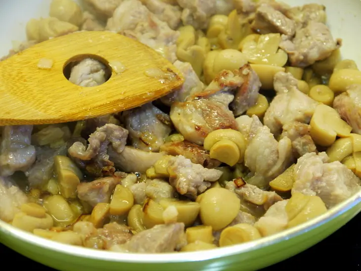 Сливочная мясная поджарка под хрустящей картофельной корочкой: шаг 2
