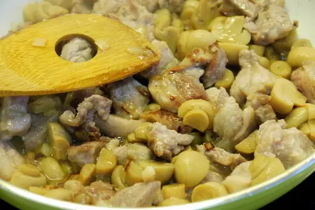 Сливочная мясная поджарка под хрустящей картофельной корочкой: шаг 2