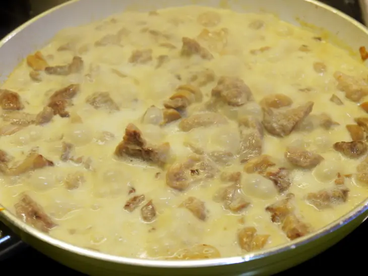 Сливочная мясная поджарка под хрустящей картофельной корочкой: шаг 4