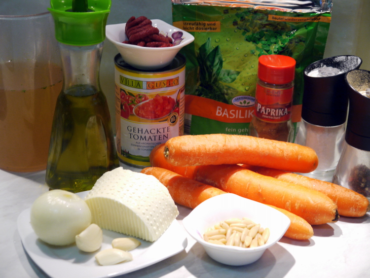 Томатно-морковный суп-пюре с брынзой и кедровыми орешками: шаг 1