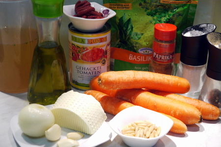 Томатно-морковный суп-пюре с брынзой и кедровыми орешками: шаг 1