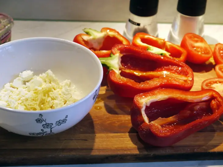 Запеченная паприка с брынзой и помидорами: шаг 2