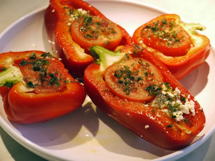 Запеченная паприка с брынзой и помидорами: шаг 4