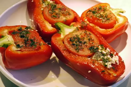 Запеченная паприка с брынзой и помидорами: шаг 4